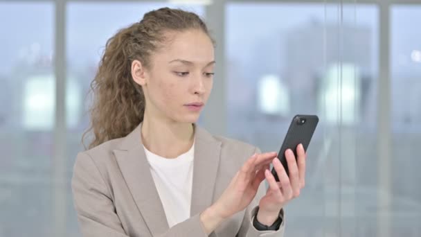 Retrato de atractiva joven empresaria usando Smartphone — Vídeos de Stock