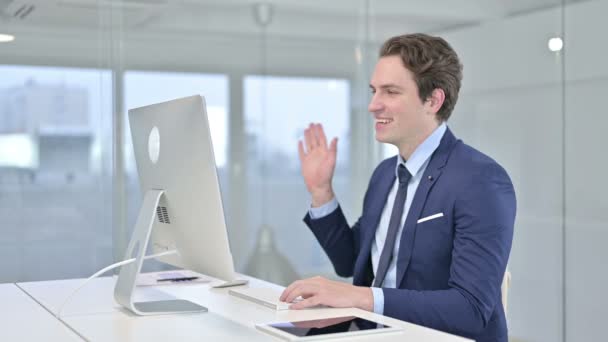 Jovem Empresário alegre fazendo Video Chat no Desk Top — Vídeo de Stock