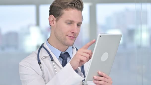 Porträt eines ernsthaften jungen männlichen Arztes mit Tablette — Stockvideo