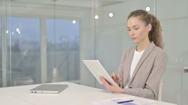 Vrolijke jonge zakenvrouw viert succes op Tablet — Stockvideo