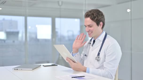 Jovem médico atraente fazendo Video Chat no Tablet — Vídeo de Stock