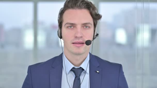 Portret profesjonalnego młodego biznesmena mówiącego na mikrofonie — Wideo stockowe