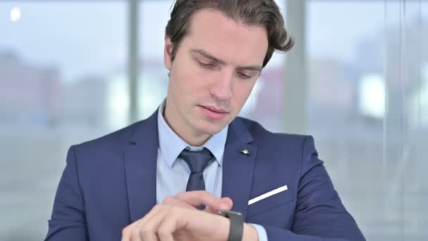 Porträt eines ernsthaften jungen Geschäftsmannes mit Smart Watch — Stockvideo