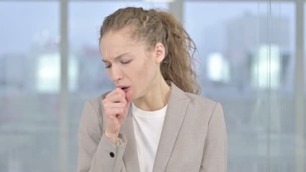 Portré beteg fiatal üzletasszony köhögés — Stock videók
