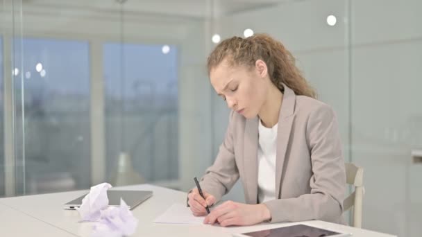 Молодая предпринимательница пытается писать на документах в офисе — стоковое видео