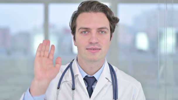 Retrato de alegre jovem médico fazendo vídeo chat — Vídeo de Stock