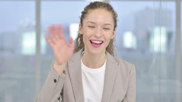 Retrato de hermosa joven empresaria haciendo Video Chat — Vídeo de stock