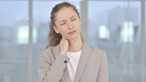 Портрет усталой молодой предпринимательницы, страдающей от боли в шее — стоковое видео
