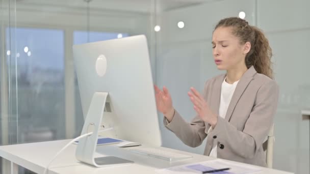 Joven empresaria trabajadora reaccionando al fracaso en la parte superior del escritorio — Vídeo de stock