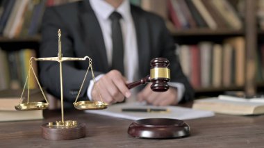 Yargıç Hand 'in Gavel' i mahkeme salonunda becermesini yakın çekim