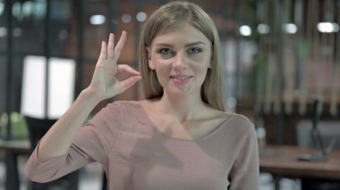 Genç Kadın 'ın Portresi Tamam İşareti Gösteriyor