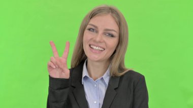 Chroma Key karşı Ok İşaret gösteren Genç İşkadınları