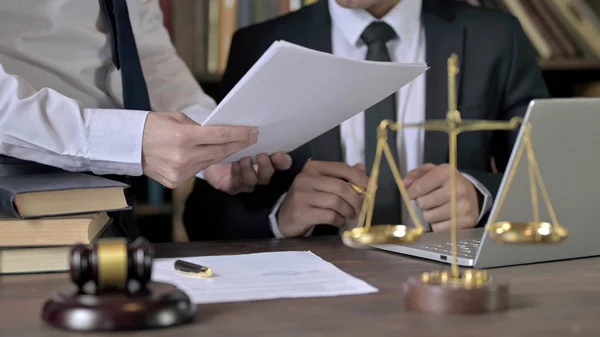 Close up Shoot of Judge Getting Documents from Assistant — ストック写真