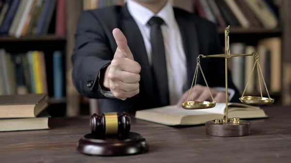 Close-up shoot van rechter hand tonen duimen omhoog in de rechtszaal — Stockfoto