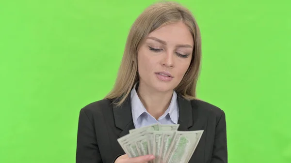 Mooie zakenvrouw tellen geld tegen Chroma Key — Stockfoto