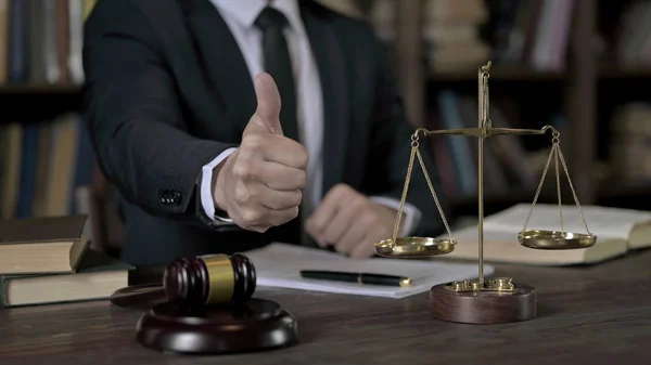 Close-up shoot van rechter hand tonen grote duimen omhoog in de rechtszaal — Stockfoto
