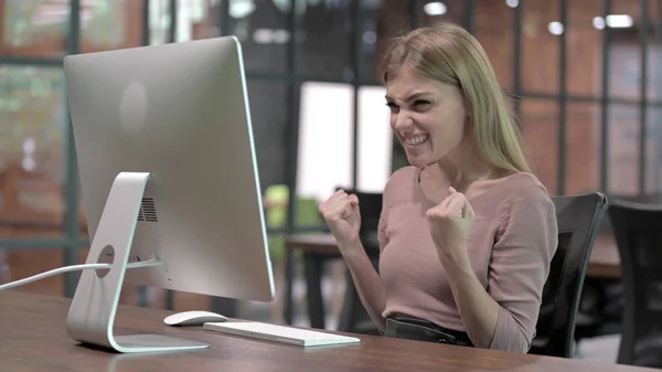 Mulher de sucesso comemorando enquanto trabalhava no computador — Fotografia de Stock