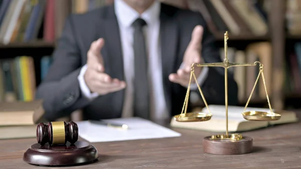 Mahkeme salonunda konuşurken Yargıç Hand 'in çekimini kapat.