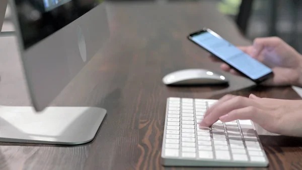 Gros plan Prise de vue de jeunes femmes à l'aide d'un téléphone intelligent et d'un clavier — Photo