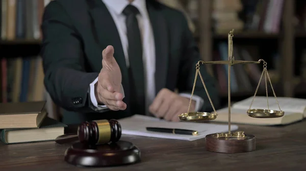 Närbild Shoot of Judge Hand Shaking erbjudande i rättssalen — Stockfoto