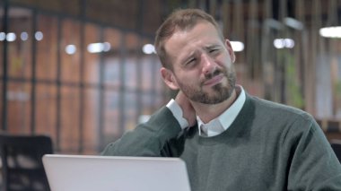 Boyun Ağrısı Olan Yorgun Adamın Yakın Çekimi