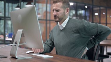 Masaüstünde Çalışırken Sırt Ağrısı Olan Yorgun Adam