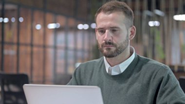 Bilgisayarda çalışan Yakından Çekici Adam