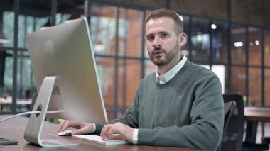 Üzgün adam şoka girdi ve 