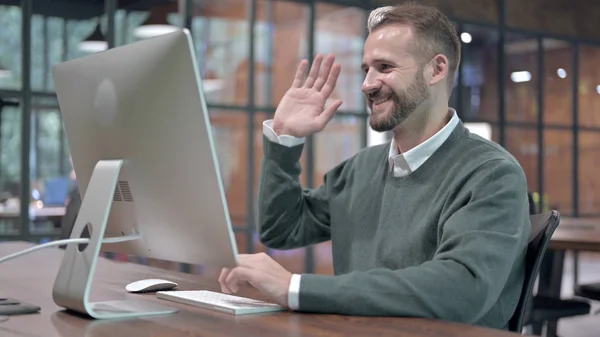 Working Man csinál Video Chat a számítógépen — Stock Fotó