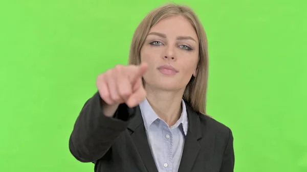 Fröhliche junge Geschäftsfrau zeigt mit dem Finger auf Chroma-Schlüssel — Stockfoto