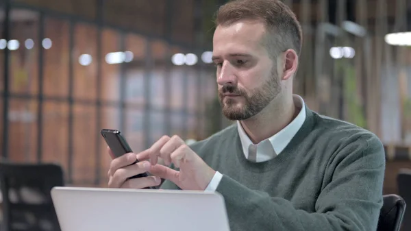 Close Up Shoot of Young Man con Smartphone e Computer — Foto Stock