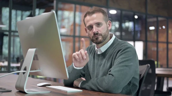 Ehrgeiziger Mann sagte Nein mit Fingerzeig bei der Arbeit — Stockfoto