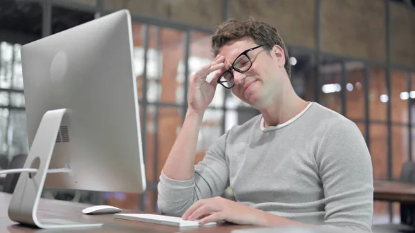 Moe Guy met hoofdpijn tijdens het werken op Desktop — Stockfoto
