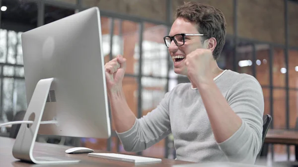 Sikeres Guy Ünnepel, miközben dolgozik a számítógép — Stock Fotó