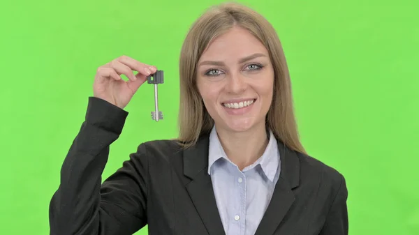 Привлекательная предпринимательница демонстрирует ключ против Chroma Key — стоковое фото