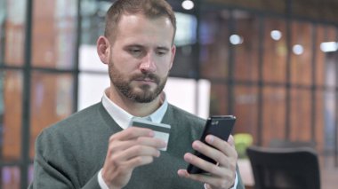 Genç Adam Alışveriş İçin Akıllı Telefon 'da Kredi Kartı Kullanıyor