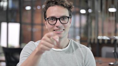 Parmak Gösteren Genç Adamın Portresi