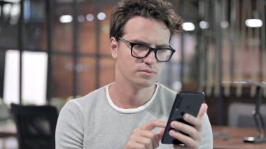 Yakışıklı Adam 'ın Portre Çekimi Akıllı Telefona Kaydırma