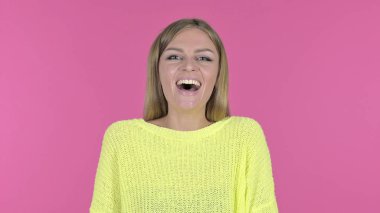 Neşeli Genç Kadın Gülüyor, Pembe Arka Plan