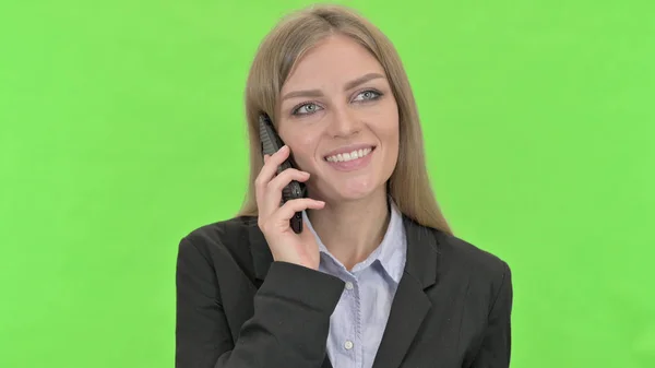 Młody businesswoman rozmowa na smartphone przeciwko Chroma Key — Zdjęcie stockowe