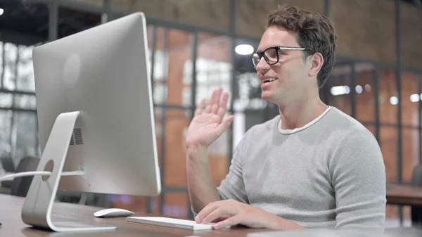 Ambitieuze man doet video Chat op de computer — Stockfoto