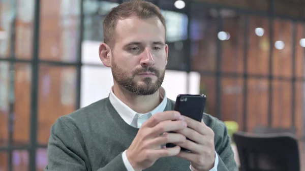 Porträtt Skott av ung man Rulla på Smartphone — Stockfoto