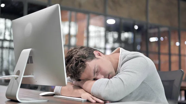 Cansado jovem cara ter rápido Nap em escrivaninha — Fotografia de Stock