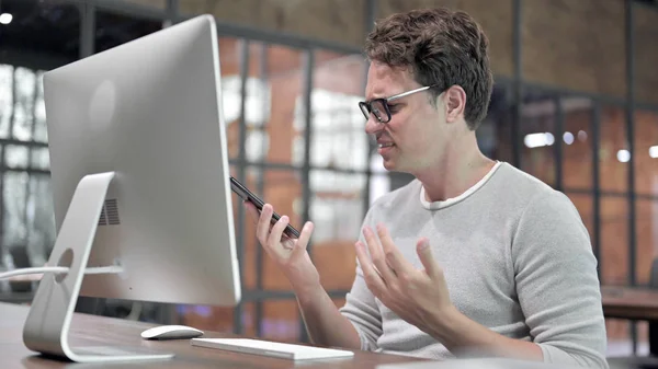 Muchacho joven molesto hablando y gritando en el teléfono inteligente —  Fotos de Stock