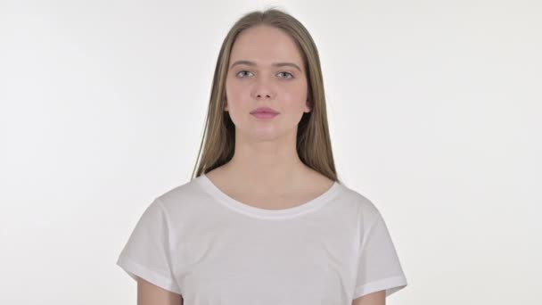Портрет кричащей молодой женщины, кричащей громко, на белом фоне — стоковое видео