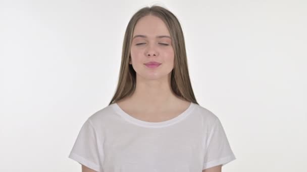 Veselá krásná mladá žena ukazuje palce nahoru — Stock video
