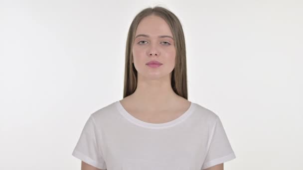 Mooie jonge vrouw ontkennen aanbod, witte achtergrond — Stockvideo