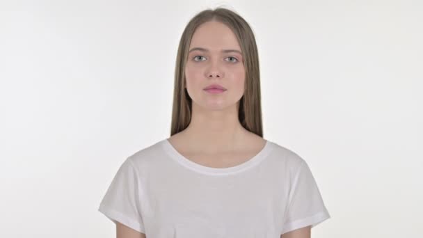 Портрет молодой женщины, говорящей "нет" ударом головы — стоковое видео