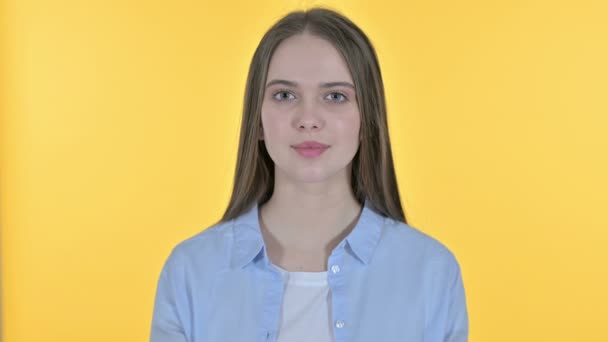 Jovem mulher casual apontando o dedo para a câmera, fundo amarelo — Vídeo de Stock