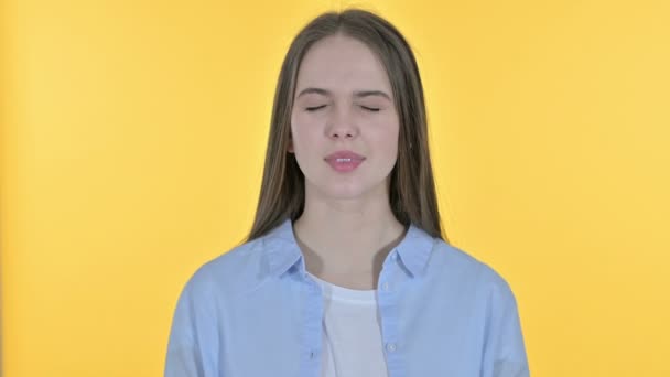 Retrato de mujer joven gritando fuerte, fondo amarillo — Vídeos de Stock